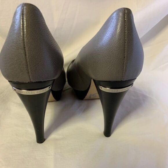 MICHAEL KORS SZ 5 1/2  M  PEEP TOE GRAY - Picture 2 of 6
